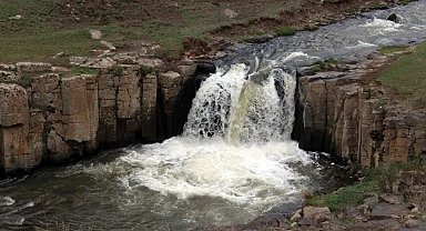 Diyadin'de saklı güzellik yıldızlı şelalesi baharla coştu