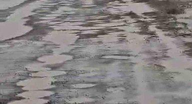 Diyarbakır'da bozuk yollarda su birikintileri oluştu