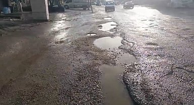 Diyarbakır'da bozulan yollar sürücülere zor anlar yaşatıyor