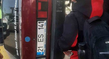 Diyarbakır'da drift atan sürücü kaldırımda yürüyen öğrencilere çarptı: 2 yaralı