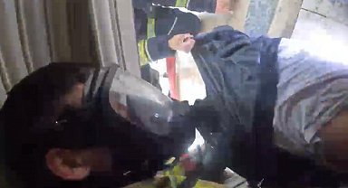 Diyarbakır'da filmleri aratmayan kurtarma operasyonu: Yangının ortasında kalan vatandaş kurtarıldı