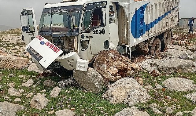 Diyarbakır'da freni boşan hafriyat kamyonu taşlara çarptı: 1 yaralı