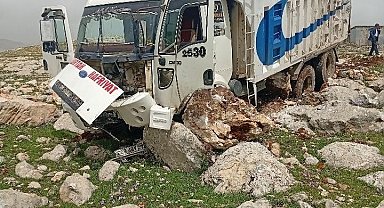 Diyarbakır'da freni boşan hafriyat kamyonu taşlara çarptı: 1 yaralı