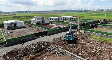 Diyarbakır'da kaymakamlık kaçak yapıları tek tek yıktı