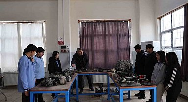 Diyarbakır'da kız ve erkek öğrenciler aldıkları eğitimlerle otomotiv sektörüne giriyor