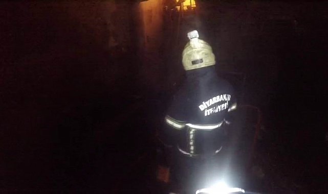 Diyarbakır'da oto tamircideki yangın kask kamerasına yansıdı