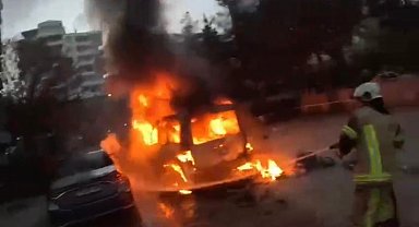 Diyarbakır'da park halindeki araçta çıkan yangın kamerada