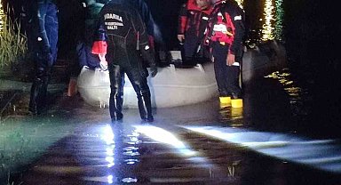 Diyarbakır'da selde mahsur kalan çobanı AFAD ve JAK ekipleri kurtardı