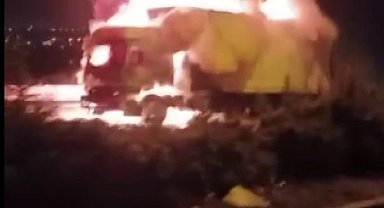 Diyarbakır'da seyir halindeki tır alev topuna döndü