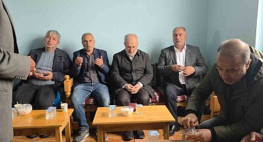 Diyarbakır'da yıldırım çarpması sonucu ölen çocukların aileleri taziyeleri kabul ediyor