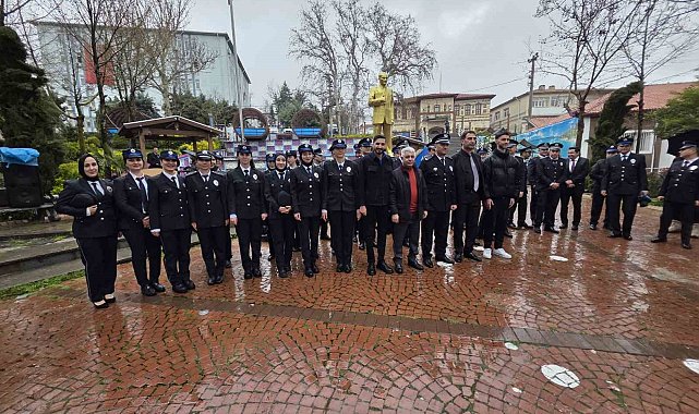 Diyarbakır'da yürek ısıtan görüntü: Vatandaşlar yağmurda ıslanan polislere şemsiye tuttu