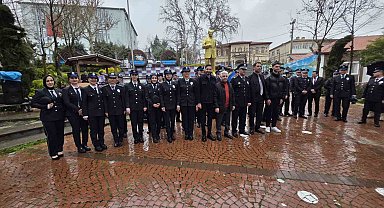 Diyarbakır'da yürek ısıtan görüntü: Vatandaşlar yağmurda ıslanan polislere şemsiye tuttu