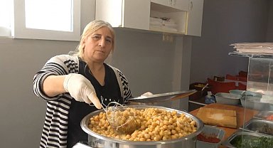 Döneri ile meşhur Hatay'da nohut dürümcü kadın vatandaşların damak lezzetini değiştirdi