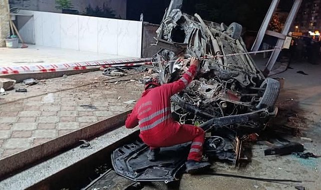 Dörtyol'da aydınlatma direğine çarpan araç hurdaya döndü: 2 yaralı