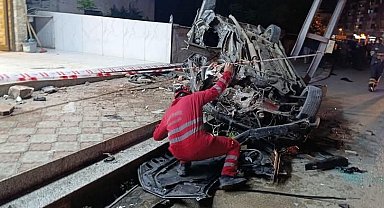 Dörtyol'da aydınlatma direğine çarpan araç hurdaya döndü: 2 yaralı