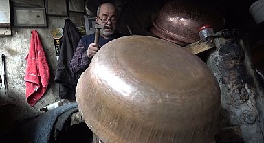 Dövme bakır kazanlar geleneksel yöntemlerle hazırlanıyor