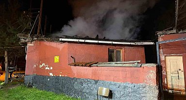 Dumanı görüp terk ettiği evi alevlere teslim oldu