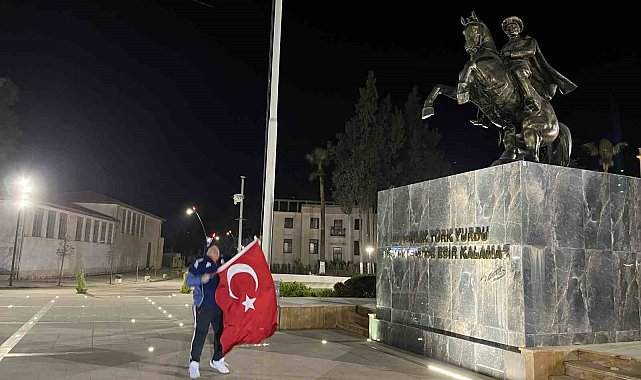 Dünya Kupası sevincini kent meydanında tek başına göz yaşları içerisinde yaşadı