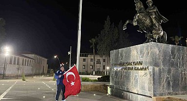 Dünya Kupası sevincini kent meydanında tek başına göz yaşları içerisinde yaşadı