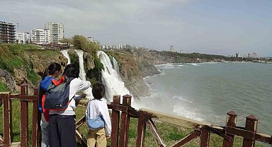 Dünyaca ünlü şelale, yağmur sonrası denizi kahverengiye bürüdü