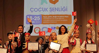 Dünyanın dört bir yanından gelen çocuklar Menteşe sahnesinde dans etti