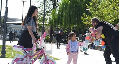 Düşen oyuncakları sahibine ulaştıran çocuklar takdir topladı