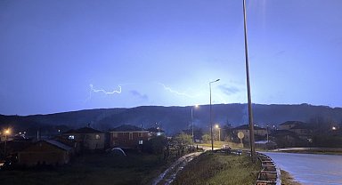 Düzce'de şimşeklerin ardından dolunay mest etti