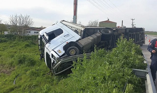 Edirne'de kontrolden çıkan tır devrildi