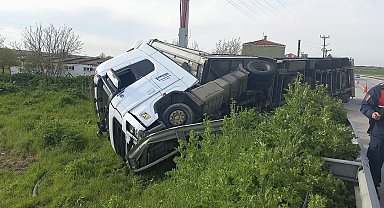Edirne'de kontrolden çıkan tır devrildi