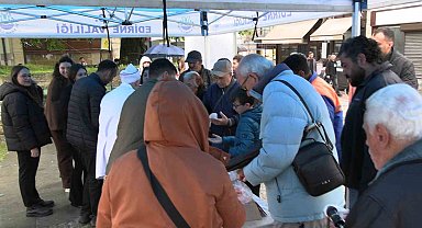 Edirne'de vatandaşlara 22 kilo Kakava kurabiyesi ikram edildi