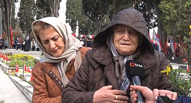 Edirnekapı Şehitliği'nde duygusal anlar: 92 yaşındaki anne gözyaşlarını tutamadı