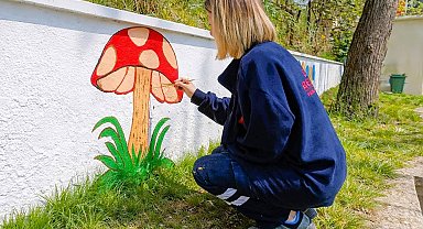 Efeler'in parkları renkleniyor