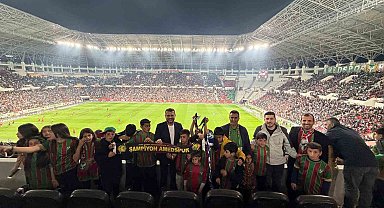 Eğil'den gelen çocuklar Amed Sportif Faaliyetler - Boluspor maçını tribünden izledi