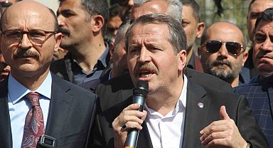 Eğitim-Bir-Sen Genel Başkanı Ali Yalçın'dan saldırının yaşandığı okulun önünde açıklama