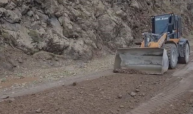 Elazığ'da heyelan nedeniyle kapanan köy yolu yeniden ulaşıma açıldı