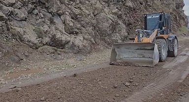 Elazığ'da heyelan nedeniyle kapanan köy yolu yeniden ulaşıma açıldı