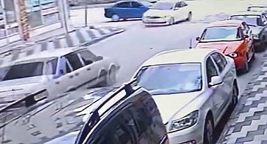 Elazığ'da otomobillerin çarpışma anı kameraya yansıdı