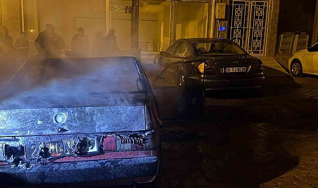 Elazığ'da TOFAŞ araç alev alev yandı