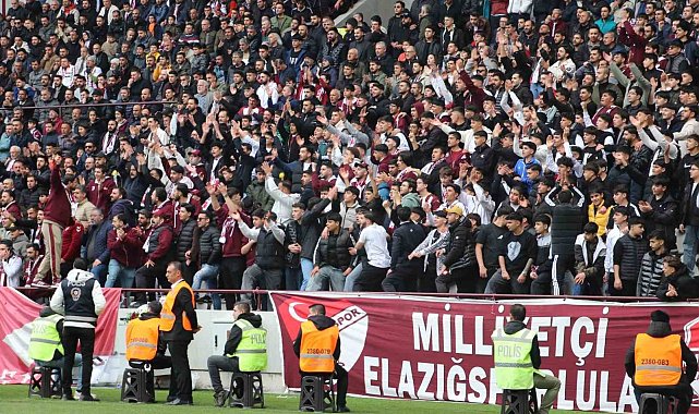 Elazığspor taraftarından polislere çiçek