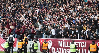 Elazığspor taraftarından polislere çiçek