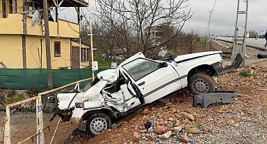 Elektrik direğine çarpan otomobil hurdaya döndü