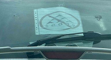 Elektrik şirketi bıktırınca tepkisini otomobilinin camına astığı özel tasarımlı afişle gösterdi