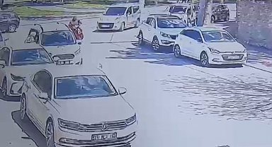 Elektrikli bisiklet park halindeki otomobile çarptı