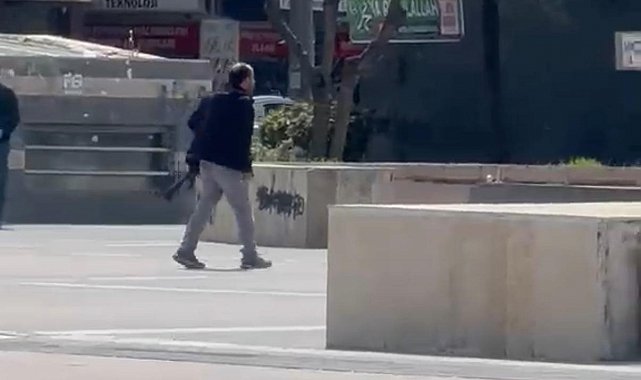 Elinde silahla polise kendini ihbar etti, etrafa ateş açtı