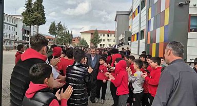 Emekliye ayrılan öğretmene 'Hatıran Yeter' şarkısı ile duygusal veda