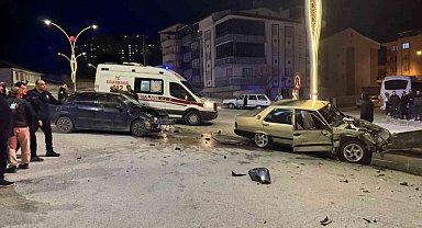 Emet'te iki araç çarpıştı: 2 yaralı