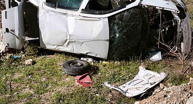 Emniyet şeridindeki kamyonete çarpan otomobil boş araziye uçtu: 4 yaralı