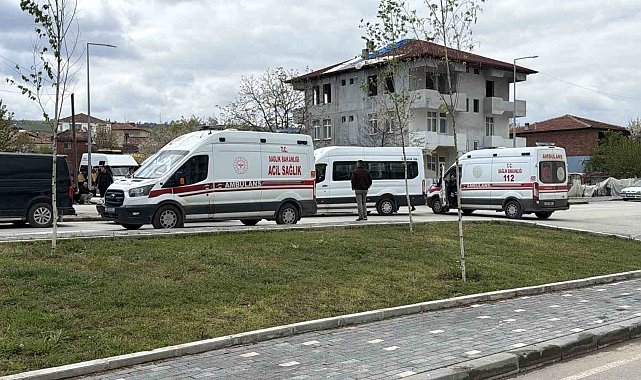 Erbaa'da öğrenci servisi ile otomobil çarpıştı: 10 öğrenci yaralandı