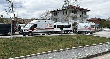 Erbaa'da öğrenci servisi ile otomobil çarpıştı: 10 öğrenci yaralandı