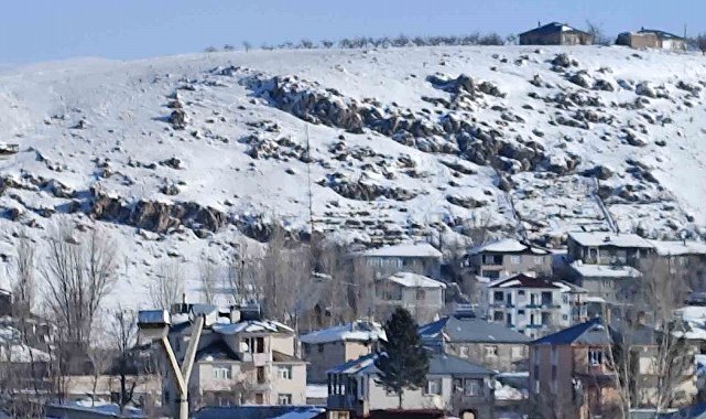 Erciş'te nisan ayında kar yağışı